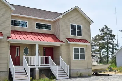 Image de Halcyon 3 Br | Chincoteague Townhome w/ Pool, Firepit & Walk to Town