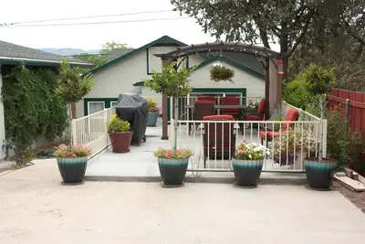 Image de Mignon 2 Bdrm / 1 Bath Cottage, à pied du centre-ville, chien, cour clôturée, patio