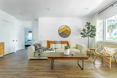 Image de Stunning Newly Remodeled Home with Gorgeous Sunroom