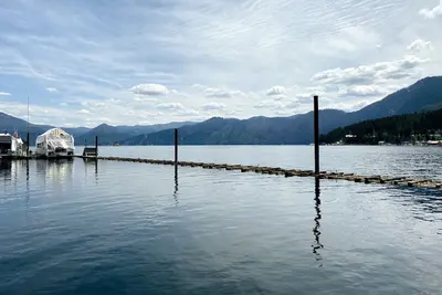 Image de Secluded lakefront house boat with lake views & washer\/dryer - walk to dining