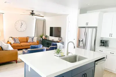Image de New Beautiful Condo