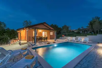 Image de Villa avec grande piscine et jacuzzi