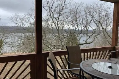 Image de Table Rock Lake on Indian Point - walk to the water!