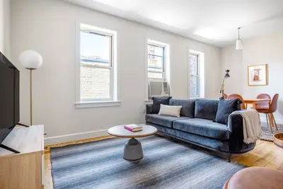 Deluxe Ues 1br near Central Park, grocery store on block, by Blueground