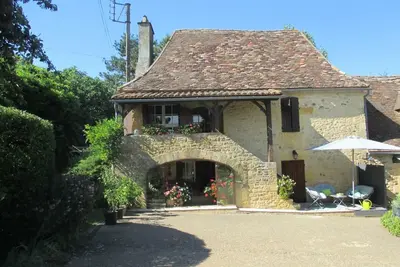 Image de Maison périgourdine avec terrasses, jacuzzi et équipements pour enfants en pleine nature