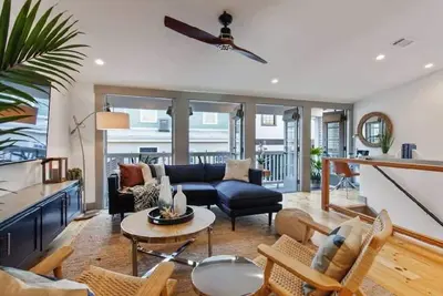 Image de Upscale Carriage House with Pool | Near River St