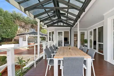 Image de Immaculate beach home with Spa and alfresco area (sleeps 9)