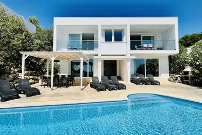 Moderno Chalet Con Magníficas Vistas Al Mar