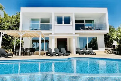Image de Moderno Chalet Con Magníficas Vistas Al Mar