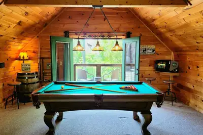 Image de AmazingLakeView! ! \nGasFireplace+HotTub+PoolTable+Retro Gaming System