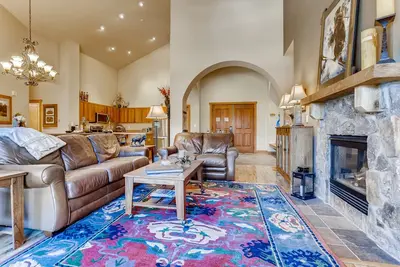 Image de 4 Bedroom Penthouse Condo w Gondola Mountain access! Walk to Ski, Shop or Dine!