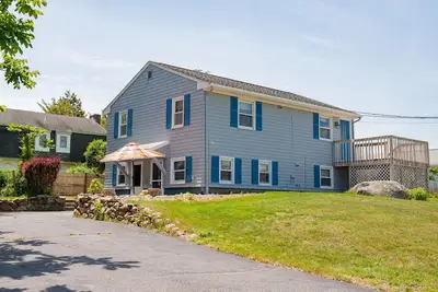 Image de Unique New Listing! Walk to Sand Hill Cove! 2 Apartments!