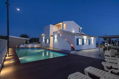 Image de Villa Nettuno charmante villa contemporaine, front de mer, avec piscine.