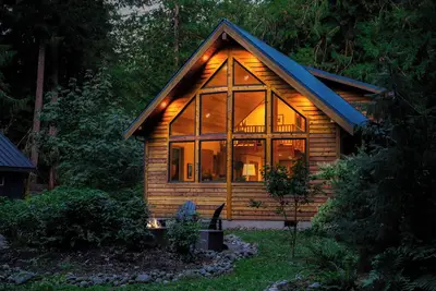 Image de Tranquil Luxury Forest Chalet ~ Hot Tub, A/C & Gourmet Kitchen! Minutes to Pnw Exploration