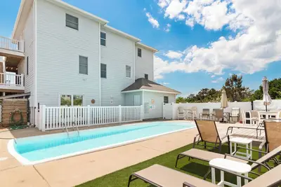Image de 1014 Anchors Away * 5 Min Walk to Beach * Pool & Hot Tub * Pool Table