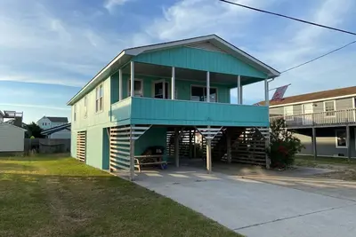 Rare Historic Beach Box on quiet street in heart of Kdh! 2 min walk to beach!