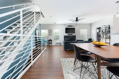 Image de Modern SoCo Condo with Rooftop Skyline Views