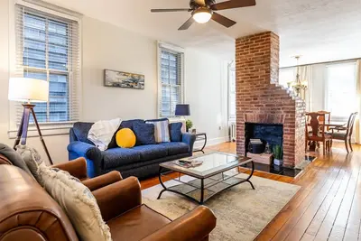 Image de Steps to Main St with Capital Views, Free Off-Site Parking at Historic Home