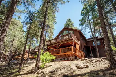 Image de Stunning large Cabin with Ac, Pool table, fenced yard