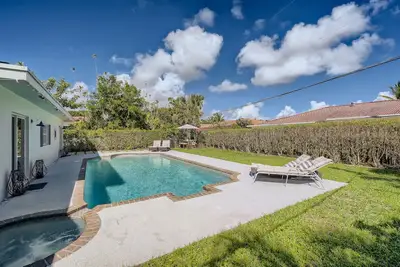 Image de Lighthouse Point Beach Home: 10 min to beach 🏖️, sleeps 10, pool 🏊‍♀️, golf, pickle🎾