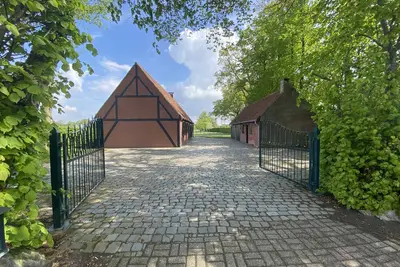 Image de Maison entourée de bois et de prairies