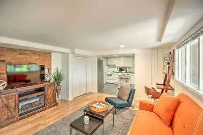 Cozy Seattle Apt w/ Patio: Walk to Lake Washington