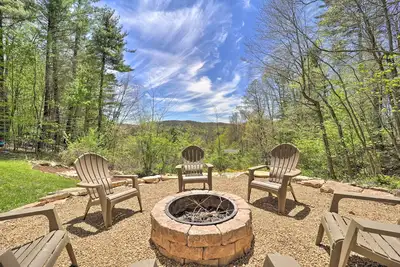 Image de Woodsy Mountain-View Getaway w/ Hot Tub!