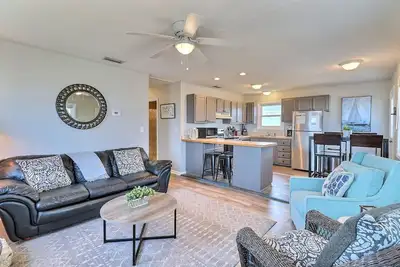 Image de 5015 High Five * 2 Min Drive to Beach * Walk to Shops & Restaurants