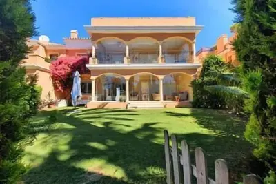 Large Apartment, Private Garden with Beach access