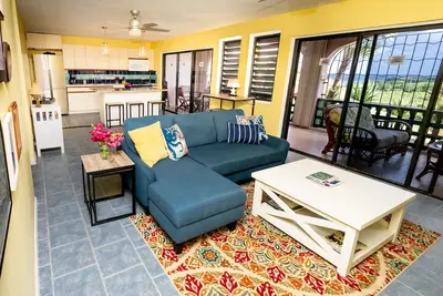 Image de Spacious Luxury Open Plan Condo: Convenient Location. Large Balcony. Sea View.