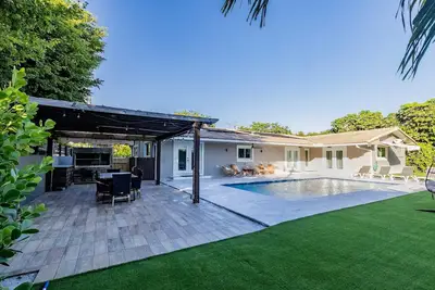 Image de Villa w/a Huge Terrace w/Arg Grill+Mini Golf+Billiards & Heated Pool!