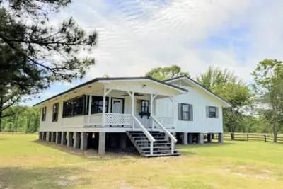 Image de 40 Acres 4 Bedroom  4 full bathroom Home with a Pond stocked with Fish & Rv Port