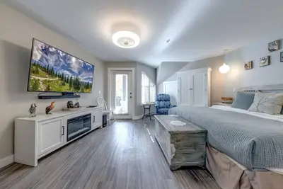 Image de Renovated & Spacious 1bed/2bath Whistler Village