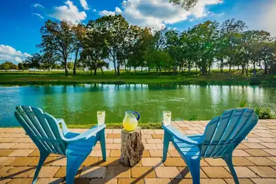 Image de San Marcos River House I 2 Pickleball Courts I Sleeps 20+ l Hot Tub l 3 acres