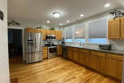 Image de Spacious & Sunny 4 Bedroom Close to Downtown, hot tub