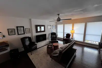 Image de Cozy 3-Bdrm  Escape w/ Yard - Budget-Friendly