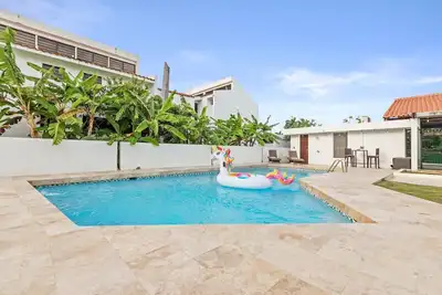 Image de Full-Service Villa [Driver, Chef, Pool, and 1/2 off Tours]