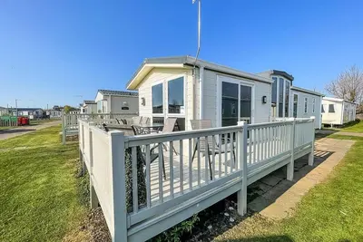 Image de Lovely 6 berth caravan with decking at California Cliffs in Scratby ref 50048l