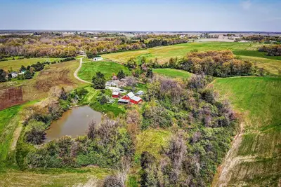 Image de Grafton Getaway - Farmhouse on 23 secluded acres sleeping 28 guests