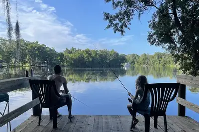 Image de Dunns Creek Fishing retreat with dock. 5 minutes from boat ramp