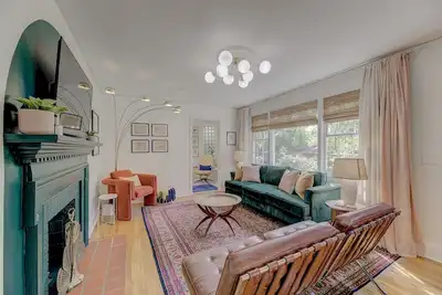 Image de ✷ Dazzling Downtown Deco ✷ 2 Bd 1 Ba Home