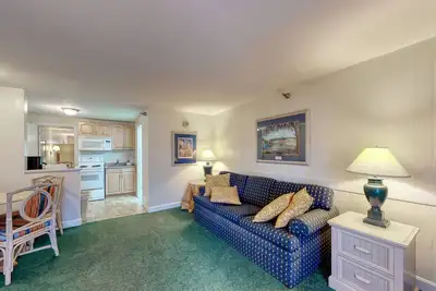 Image de Ideally-located condo with pool, WiFi, & patio - close to everything