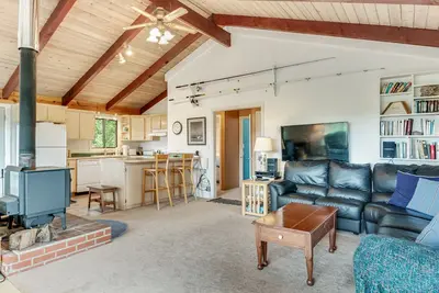 Image de Adorable cottage near the beach w/ wood stove, firepit, & full kitchen