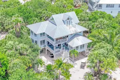 Image de Fully renovated Luxury Beach House w pool! Huge 5 Bd 5 Ba 9 beds! Sleeps 16+!