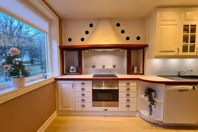 Image de magnifique, spacieux et moderne, 2 chambres, proche du centre, parking gratuit