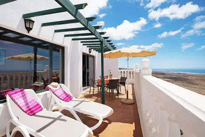 Image de Appartement de vacances \"La Vega de Lanzarote 4\" avec vue sur la mer, piscine et Wi-Fi
