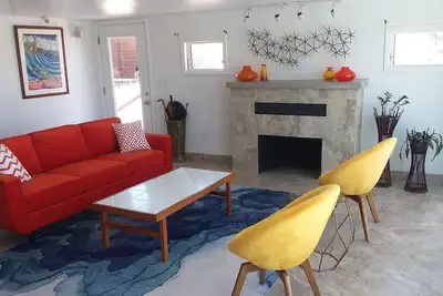Image de Lakefront- Mid Century Bungalow