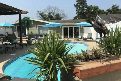 Image de Lakefront Home w/Dock Slip Private Pool& \nBackyard bar&grill Perfect 4 Families\n