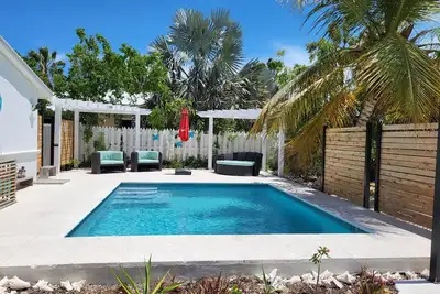 Image de Entire Villa for Rent, Leeward / Grace Bay, Short Walk to Sunset Beach