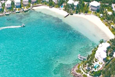 Image de Oceanfront Luxury Villa in February Point